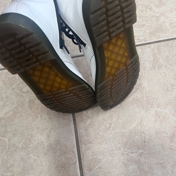 Dr. Martens GIRLS size 6. Like new. Cut on one of the pull tabs. Gently worn - Picture 5 of 6